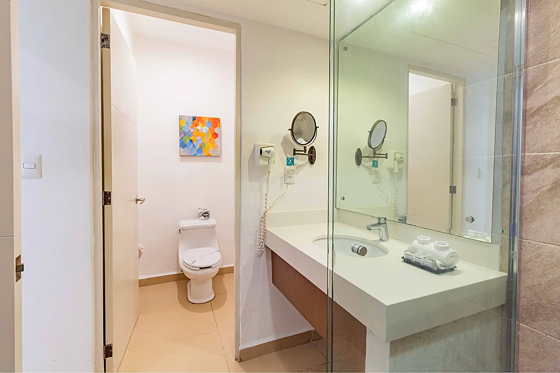 Baño de habitación para cuatro personas en hotel Pacific Palace Mazatlán